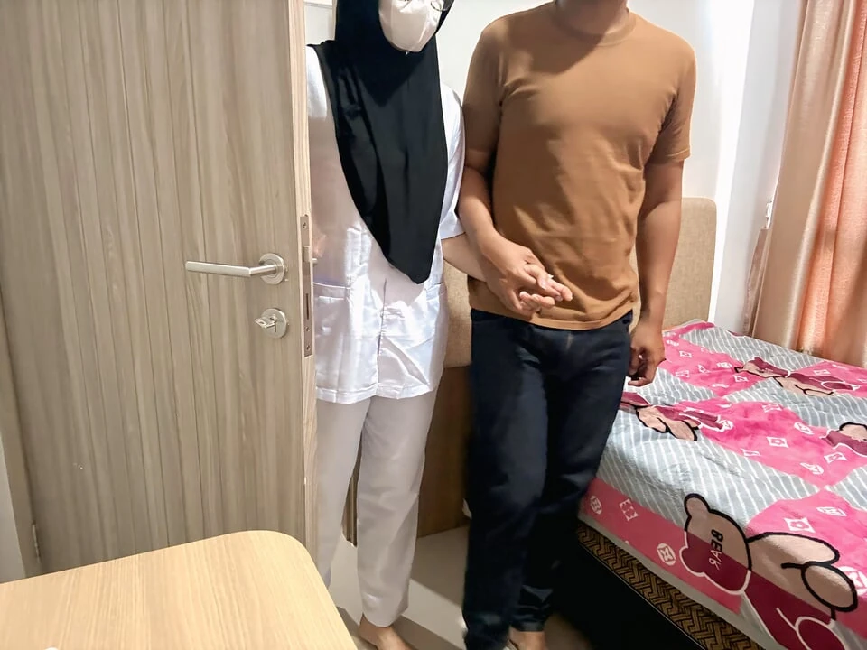 Take Nurse’s Girlfriend To Stop By The Hotel After Work