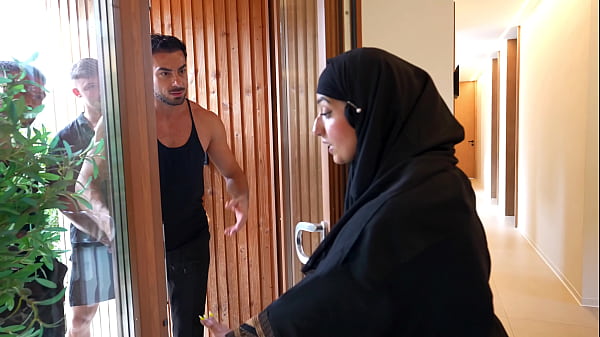 Gadis Arab Ingin Jaga Keperawanannya Sampai Nikah, Tapi Empat Lelaki Hidung Belang Datang Menggerayangi Dan Merobek Kesuciannya.