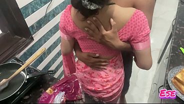 Desi Bhabhi Di Kitchen Mein Masala Chudai Jab Wo Khana Bana Rahi Thi, Garam Garam