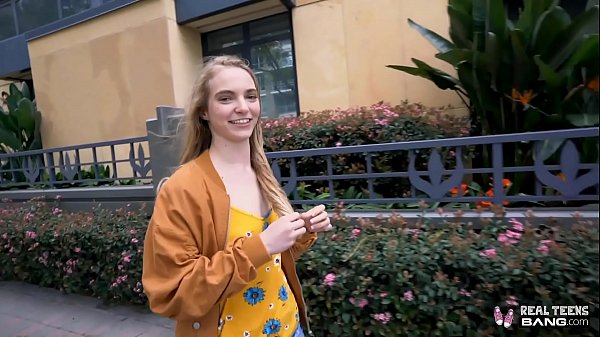 Remaja Seksi – Cewek Rusia Bertubuh Mungil, Memek Sempitnya Diperlebar Sampai Nganganga